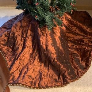 This is a beautiful NWOT tree skirt. It’s a rich brown. Unusual color. Unique